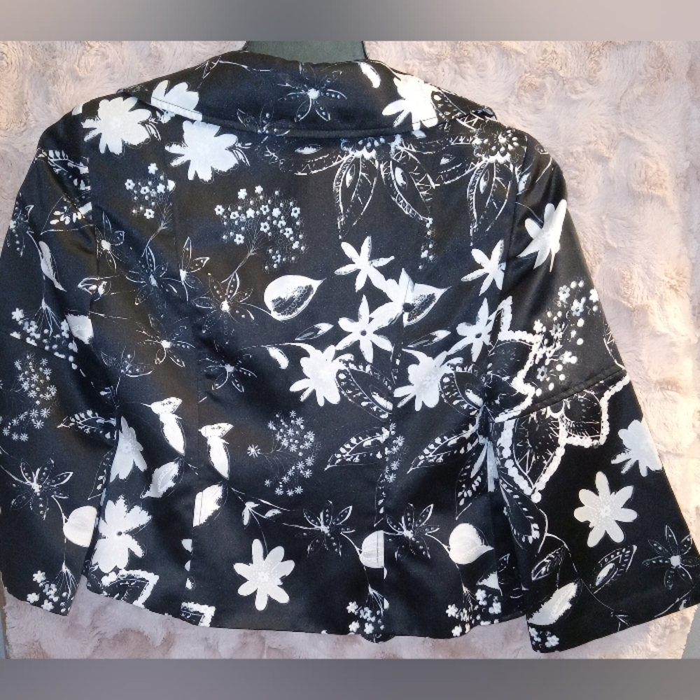 💥3 for $30💥NINE WEST  floral print blazer/overcoat. Size 4. EXCELLENT COND! - Picture 2 of 7